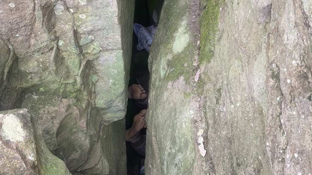 Australia: Woman drops her phone between boulders, gets stuck trying to retrieve it