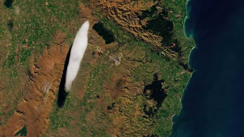 Flying saucer or cloud? Strange 'pet' feature reappears on same spot in New Zealand