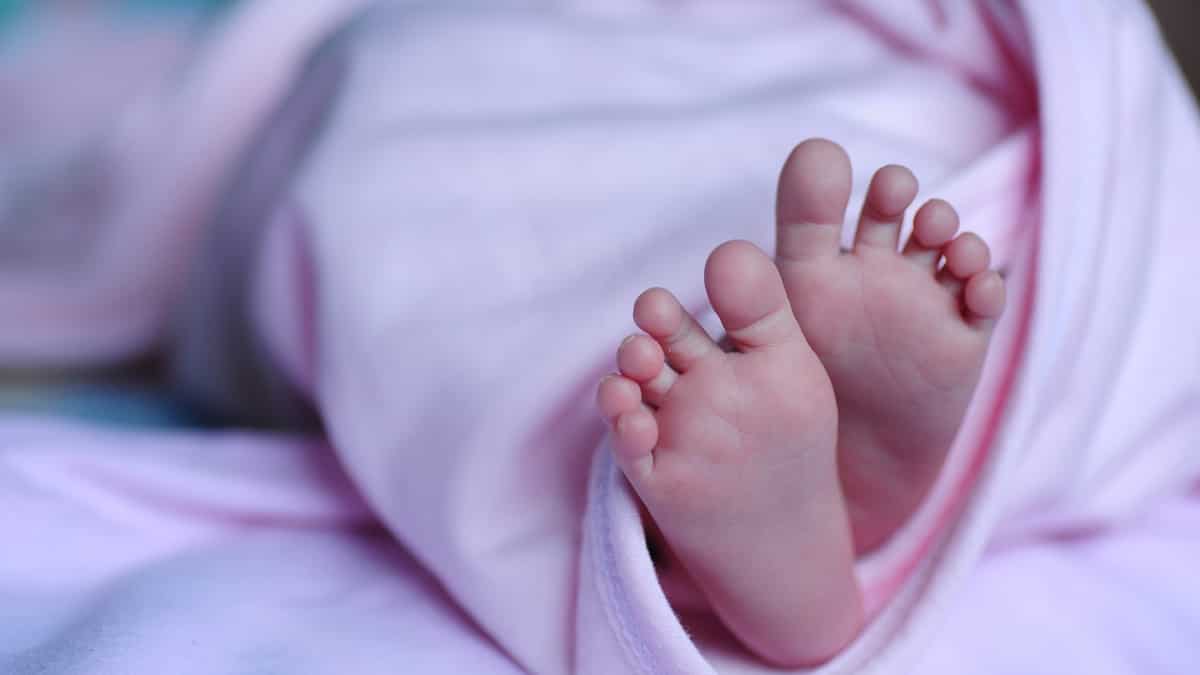US police arrest woman for selling newborn baby on Facebook for just $150