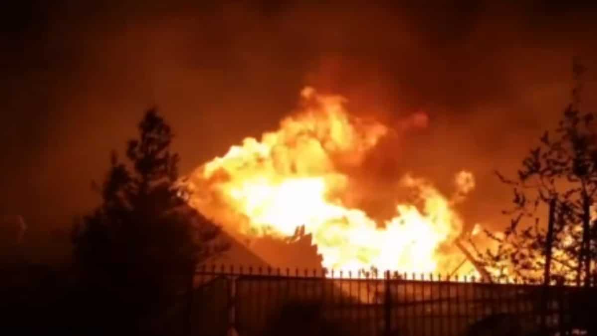 California's Ventura County faces relentless wildfire, officials say blaze moving at dangerous speed California's Ventura County faces relentless wildfire, officials say blaze moving at dangerous speed