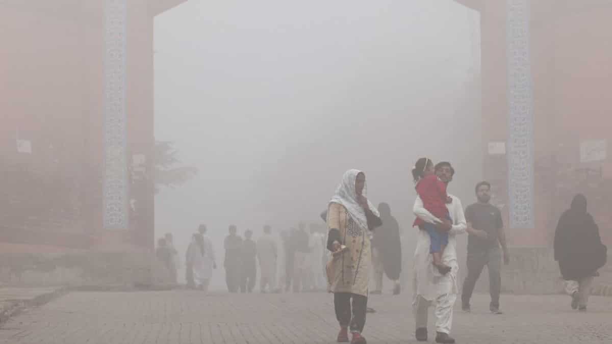 Pakistan cities under ‘lockdown’ as Multan’s AQI crosses 2100 mark