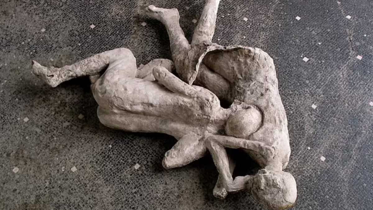Scientists claim Pompeii's two maidens' were probably gay lovers