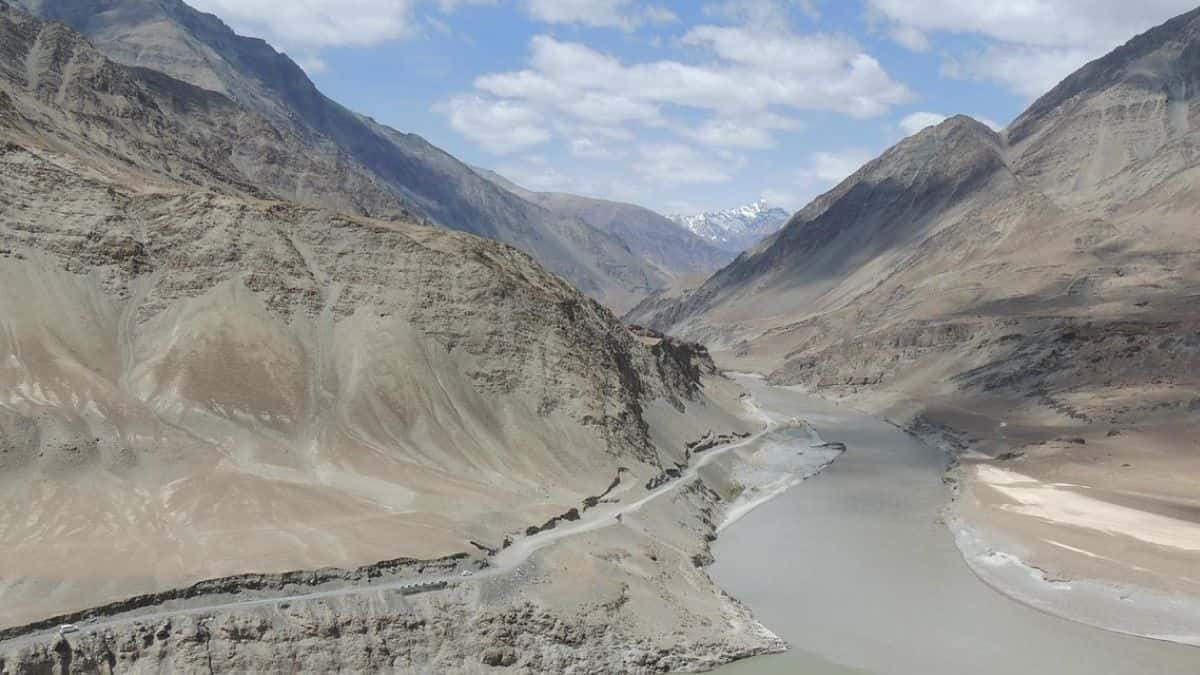 Pakistan: 16 dead as bus carrying wedding guests plunges into Indus river Pakistan: 16 dead as bus carrying wedding guests plunges into Indus river