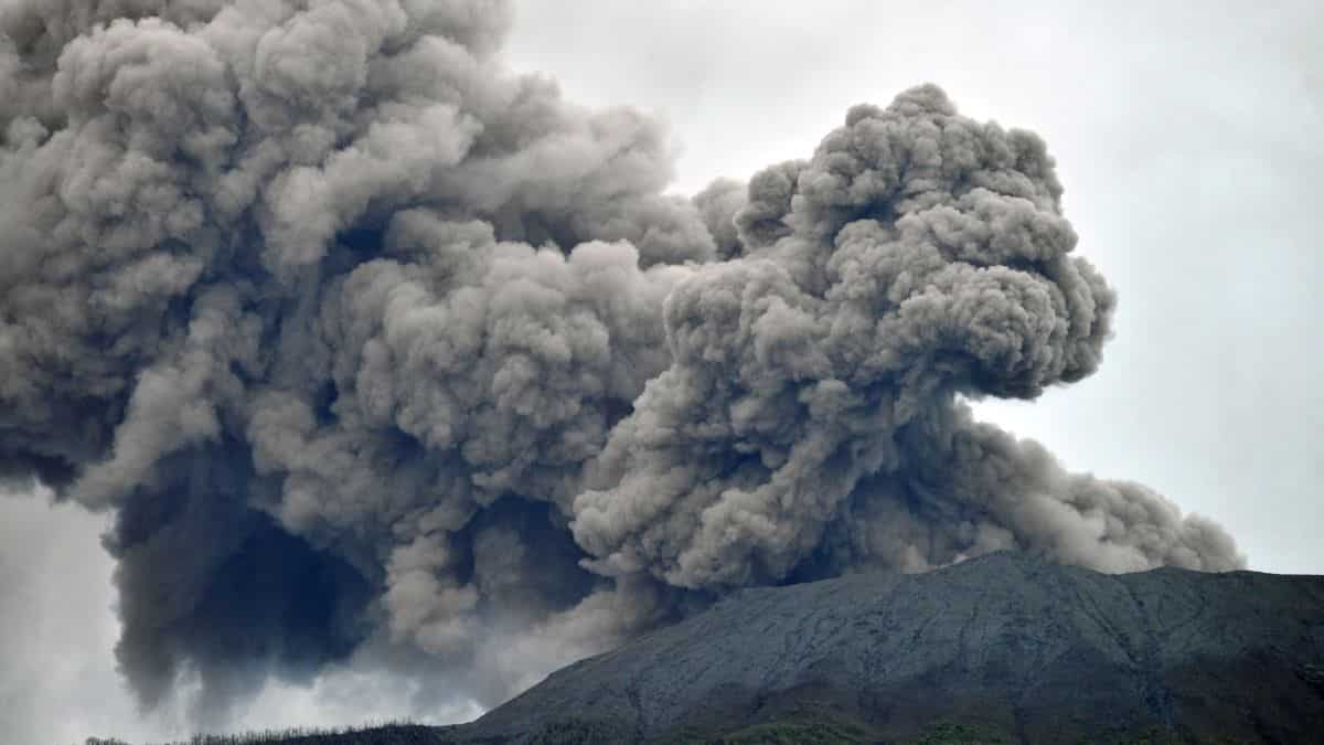 Bali flights cancelled after volcano erupts in Indonesia Bali flights cancelled after volcano erupts in Indonesia