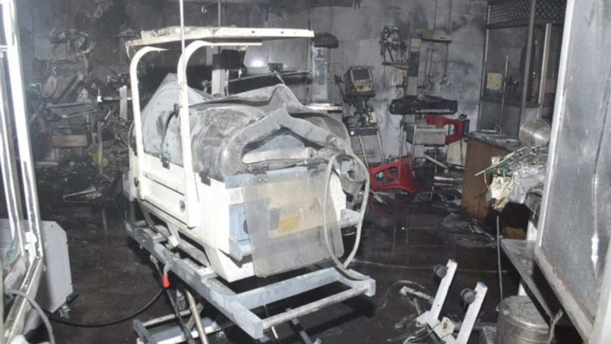 Jhansi hospital fire kills 10 newborns, chaos erupts as parents protest to meet survivors