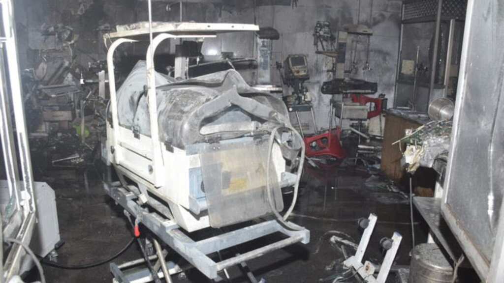 Jhansi hospital fire kills 10 newborns, chaos erupts as parents protest to meet survivors