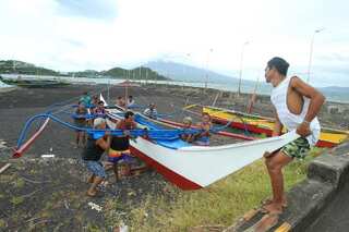 Over 250,000 flee as Super Typhoon Man-yi nears Philippines