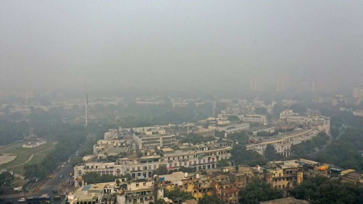 Delhi smothered in smog with 'severe' AQI level; Mumbai records 'moderate' air quality Delhi smothered in smog with 'severe' AQI level; Mumbai records 'moderate' air quality