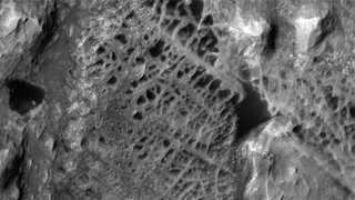 Next stop for Curiosity rover? 'Spiderwebs' on Martian mountain