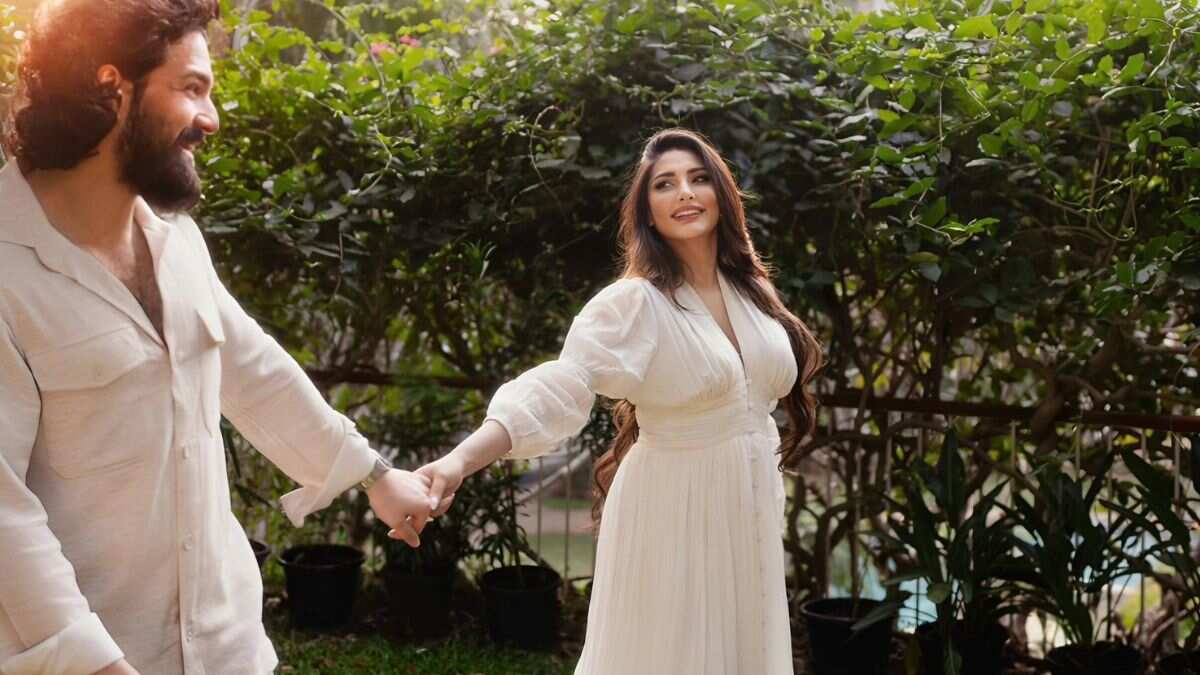 Nagarjuna's younger son Akhil Akkineni gets engaged to Zainab Ravdjee Nagarjuna's younger son Akhil Akkineni gets engaged to Zainab Ravdjee