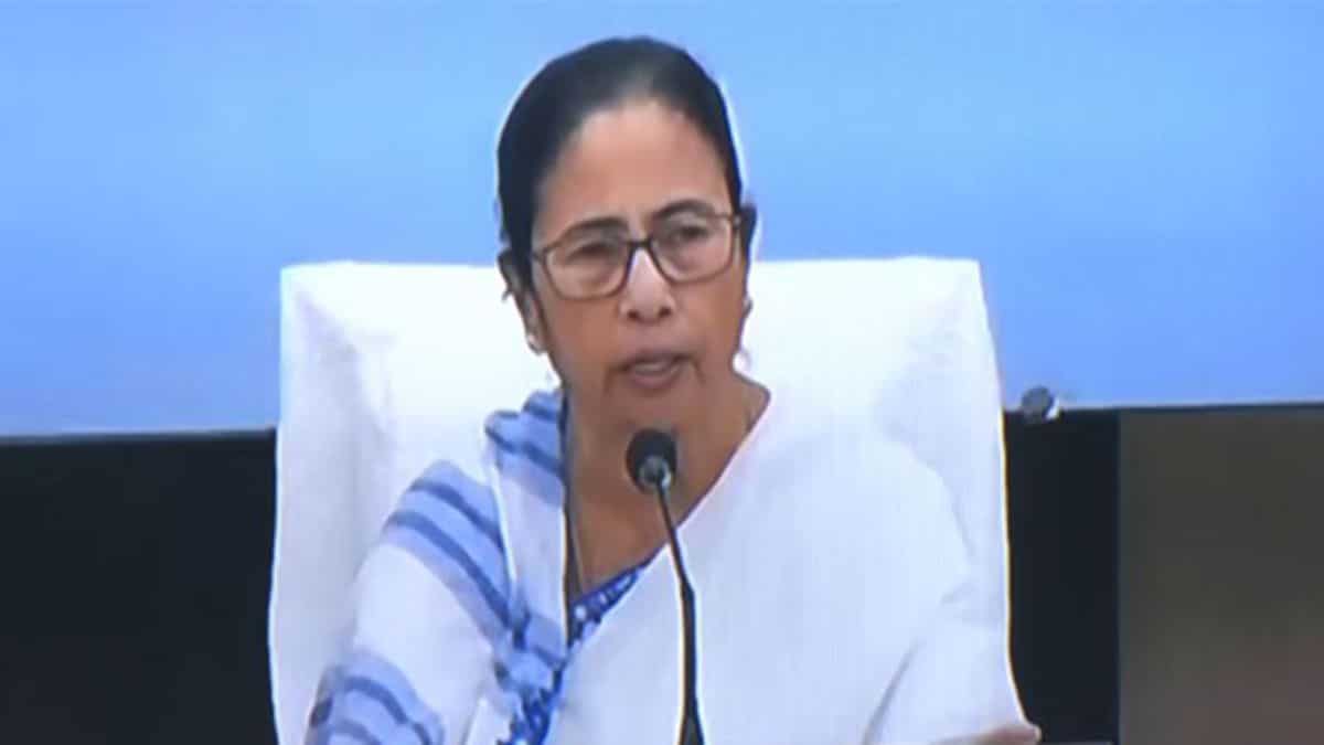 'We stand with Central govt': Mamata Banerjee condemns ISKCON priest's arrest in Bangladesh 'We stand with Central govt': Mamata Banerjee condemns ISKCON priest's arrest in Bangladesh
