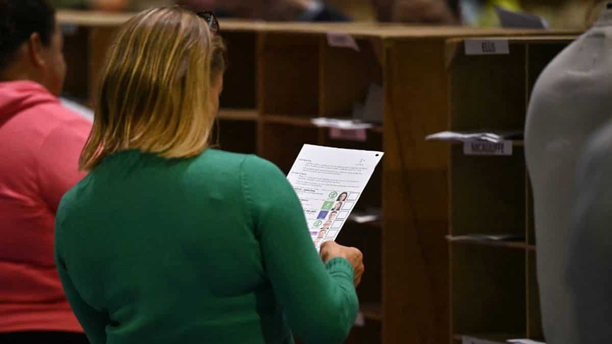 Ireland election: Centre-right parties set to hold power