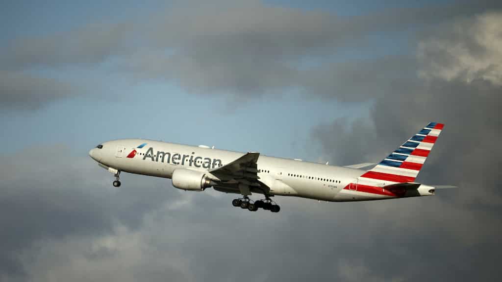 American Airlines Boeing jet makes forceful return to Chicago after mid-air emergency
