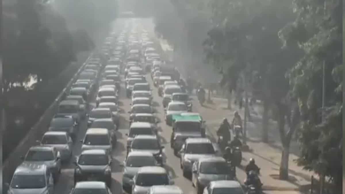 India farmers' rally: Delhi, Noida, Greater Noida roads choked as protesters sit on crucial highway India farmers' rally: Delhi, Noida, Greater Noida roads choked as protesters sit on crucial highway