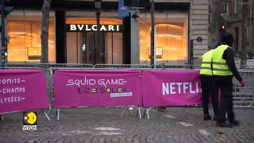 'Squid Game' Fans Play Red Light Green Light Game