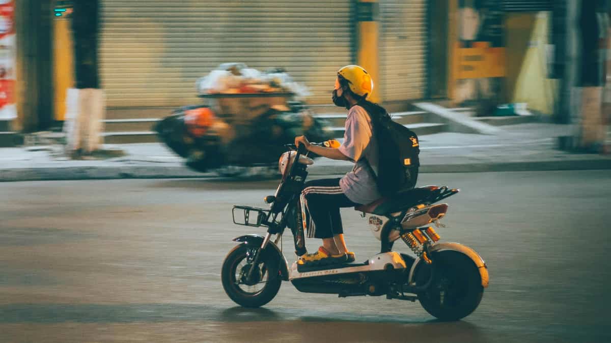 Japan: Moped-driving thief snatches 50 pairs of glasses right off people's faces