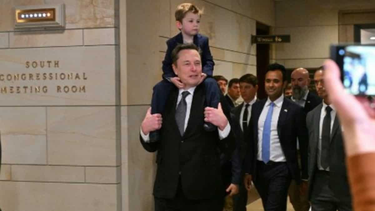 Musk makes heads turn as he carries little X on his shoulders at the Capitol