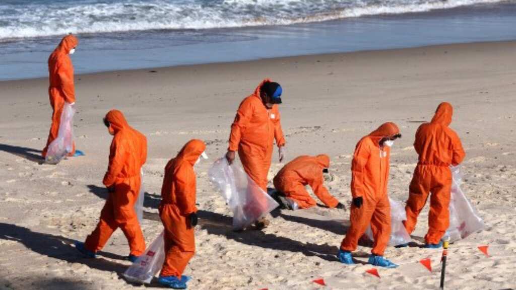 More mysterious 'tar' balls wash up on another Sydney beach
