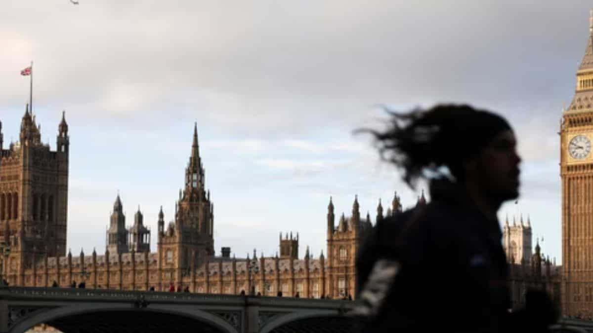 Storm Darragh hits England, people urged to stay home
