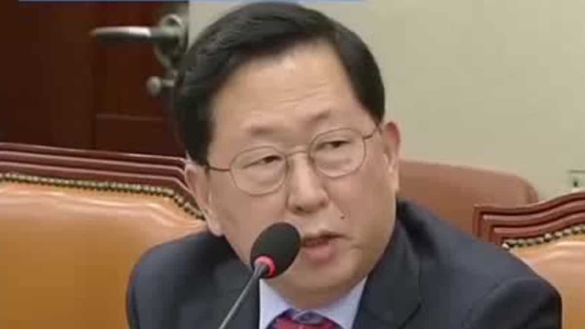 Former South Korean defence minister arrested amid martial law controversy Former South Korean defence minister arrested amid martial law controversy