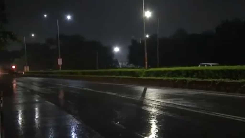 India: Rain lashes Delhi-NCR; IMD predicts cold wave and dense fog