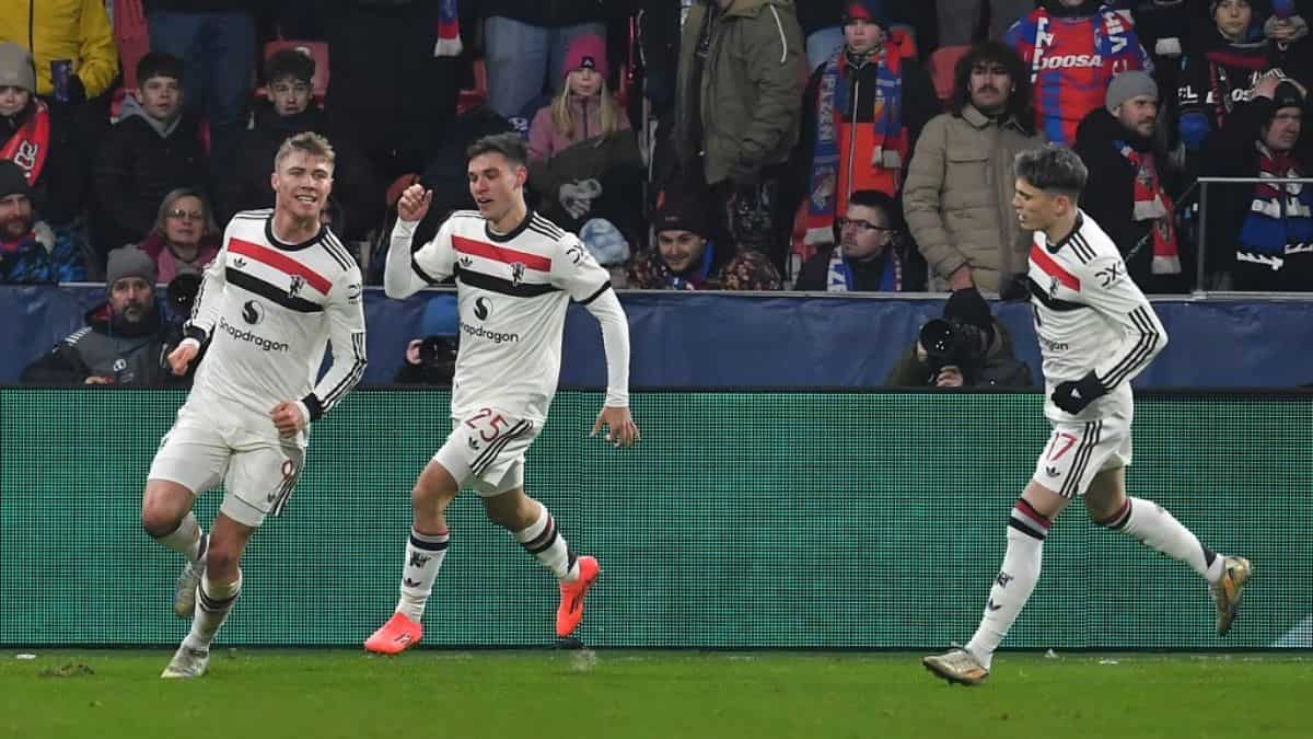 Manchester United comes from behind to beat Viktoria Plzen; Spurs held by Rangers in Europa League Manchester United comes from behind to beat Viktoria Plzen; Spurs held by Rangers in Europa League