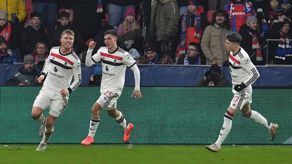 Manchester United comes from behind to beat Viktoria Plzen; Spurs held by Rangers in Europa League