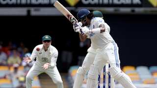 BGT 2024/25: Steve Smith clutches one-handed STUNNER to dismiss KL Rahul at slip - WATCH