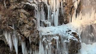 Cold wave leads to freezing of key water bodies in India's Jammu & Kashmir