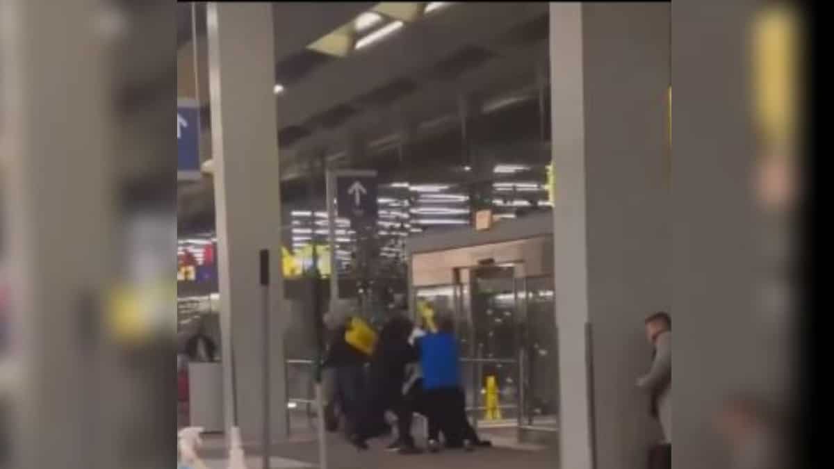 Watch: 'WWE fight' among four men at Chicago airport with 'wet floor' sign boards Watch: 'WWE fight' among four men at Chicago airport with 'wet floor' sign boards