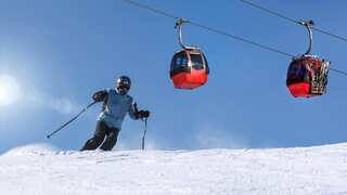 Ski lift cracks in Colorado, over 170 stranded skiers and snowboarders rescued