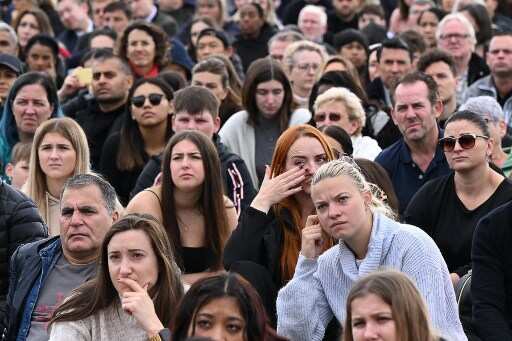 Queen Elizabeth crowds