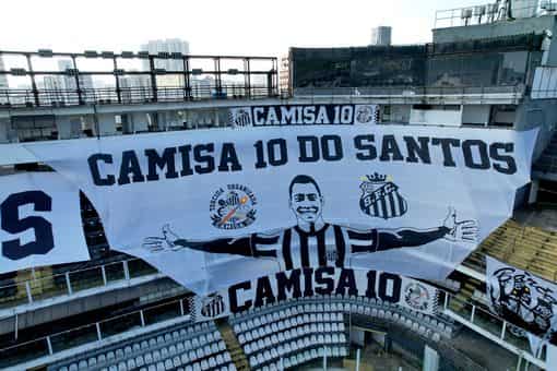 Santos' stadium inundated with tributes