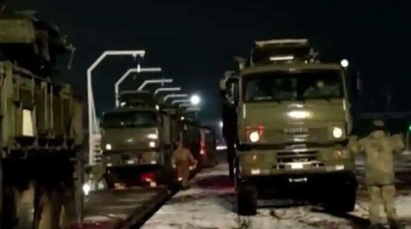 Russian defence ministry released on Saturday (January 23) footage of Russian soldiers arriving in Belarus for upcoming military drills.