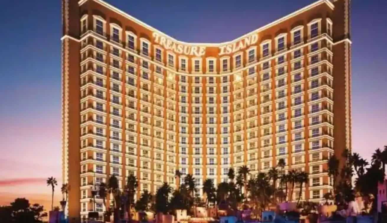 A tourist in Las Vegas hit the jackpot but could not be informed due to a malfunction in the slot machine.