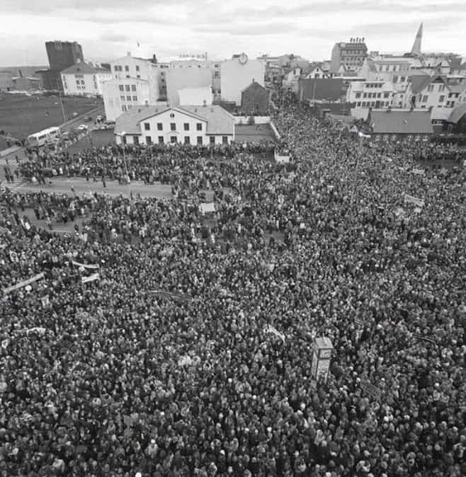 Icelandic women participate in Kvennafrí, 24th October 1975 (Image credit: Nupel/witter)