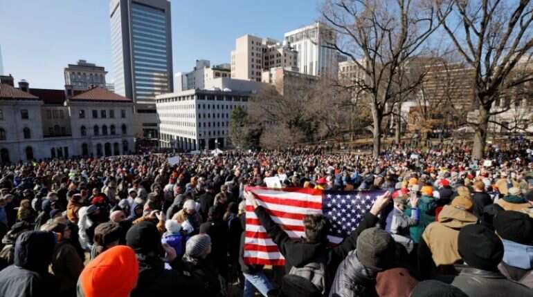 Thousands of armed US gun rights activists join peaceful Virginia rally ...