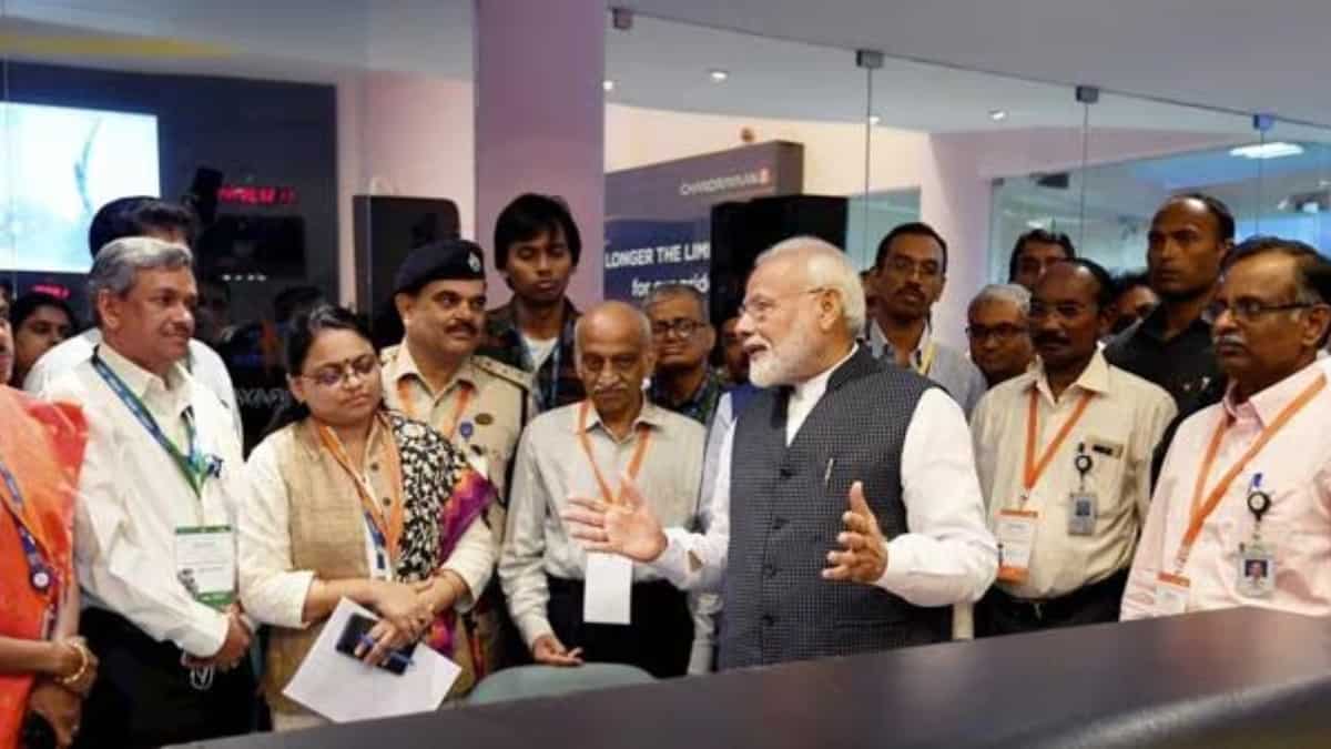 Modi with ISRO scientists