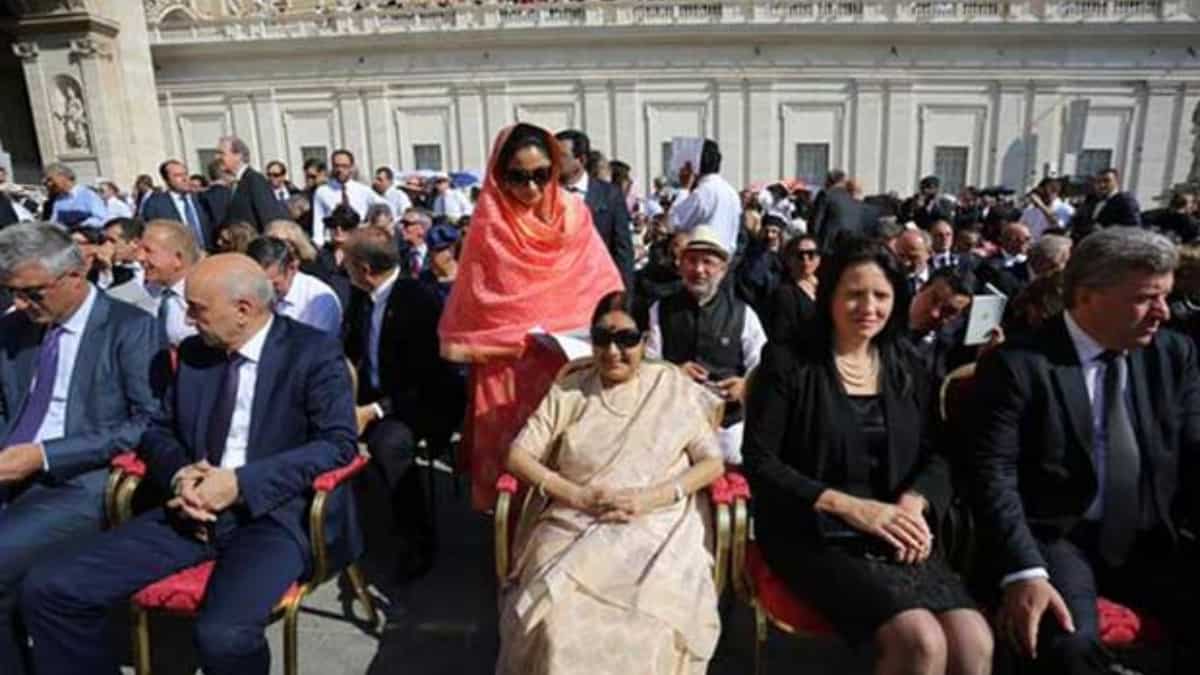 Former Indian foreign minister Sushma Swaraj (centre) along with former minister for food processing industries Harsimrat Kaur Badal in Vatican City