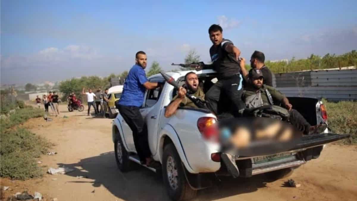 Associated Press wins award for photo of dead woman with Hamas militants.