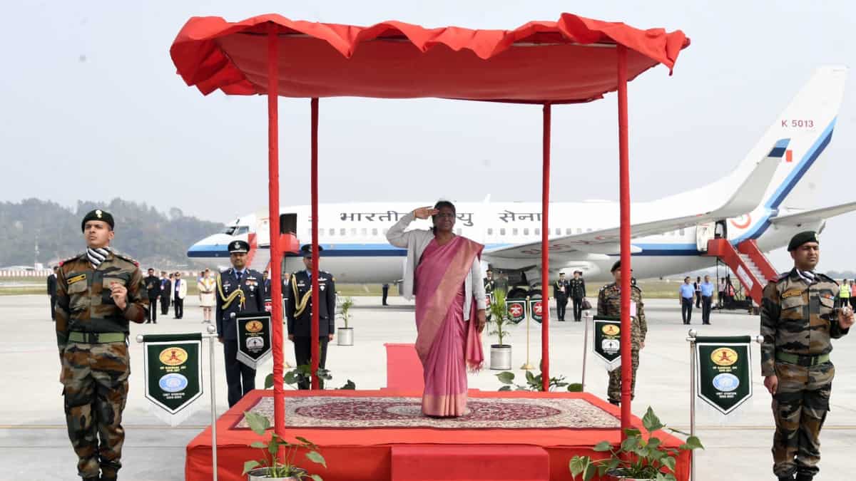 (Photo: Twitter/@rashtrapatibhvn)