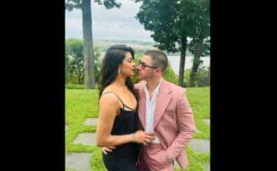 Priyanka Chopra and Nick Jonas can't get enough of each other in latest PIC