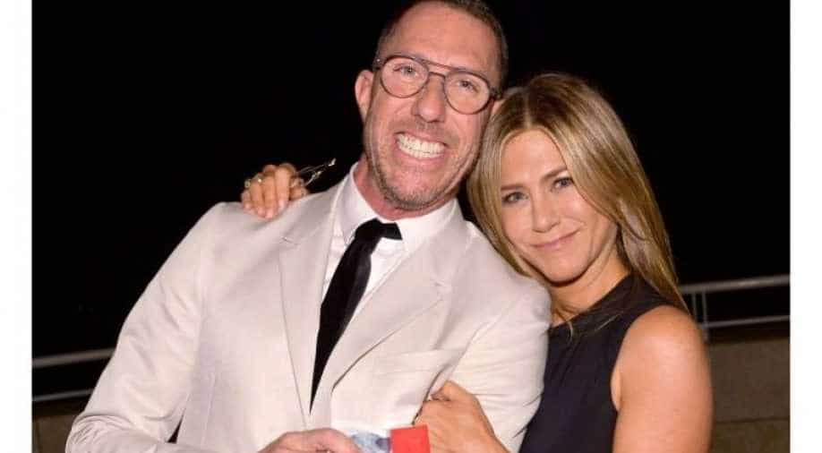 Jennifer Aniston wishes her hairstylist Chris McMillan with new(02)