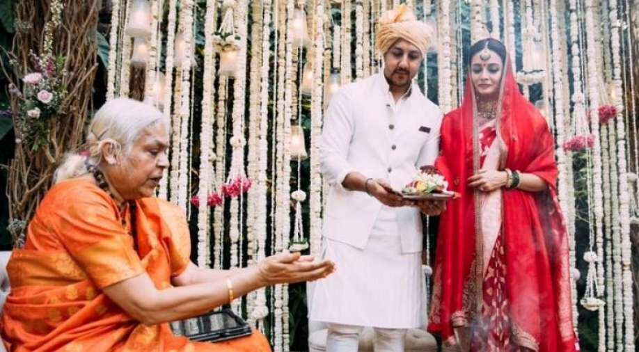 Internet lauds Dia Mirza for getting a priestess to ...