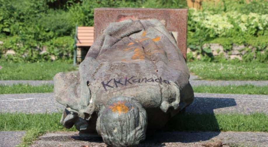 Statues of Queen Victoria, Queen Elizabeth toppled in Canada World News