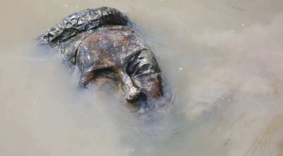 Statues of Queen Victoria, Queen Elizabeth toppled in Canada World News