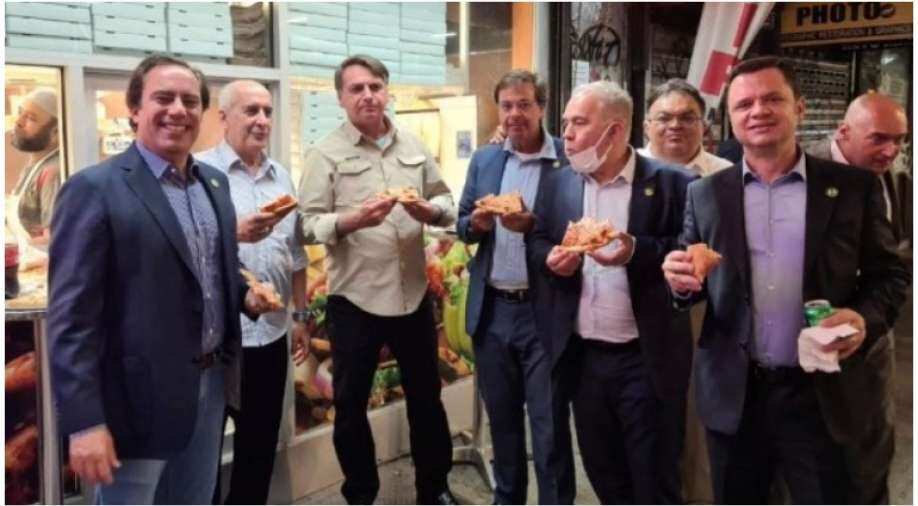 Unvaccinated Bolsonaro forced to eat on sidewalk as New York eateries deny entry, World News | wionews.com