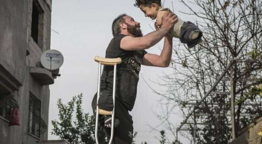 A viral photo helps bring Syrian refugee family to Italy - Vimarsana News