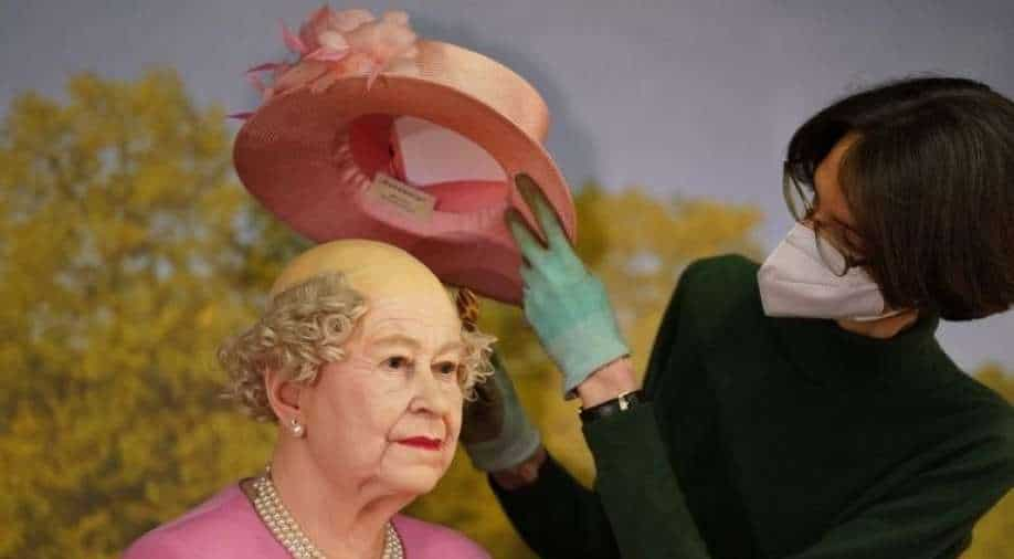 Das deutsche Wachsfigurenkabinett lässt die Statue von Queen Elizabeth kahl unter ihrem Hut, Trending News