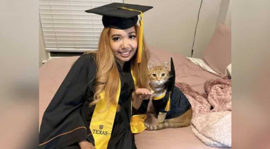 United States: University congratulates cat for attending every Zoom lecture with her owner - Vimarsana News